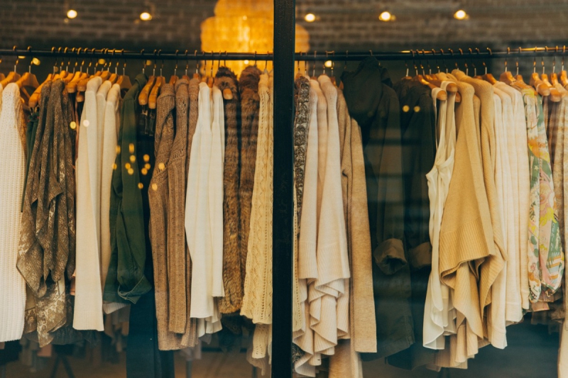vente-CAILLE-min_clothe_fashion_store_shop_window_store_front-21277