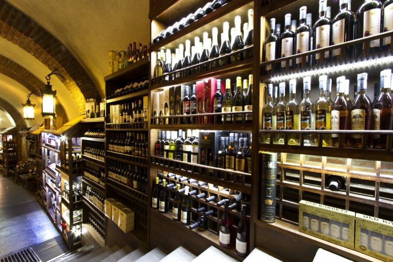 vente-CAILLE-min_world_street_travel_shop_canon_georgia_wine_bottles-429767